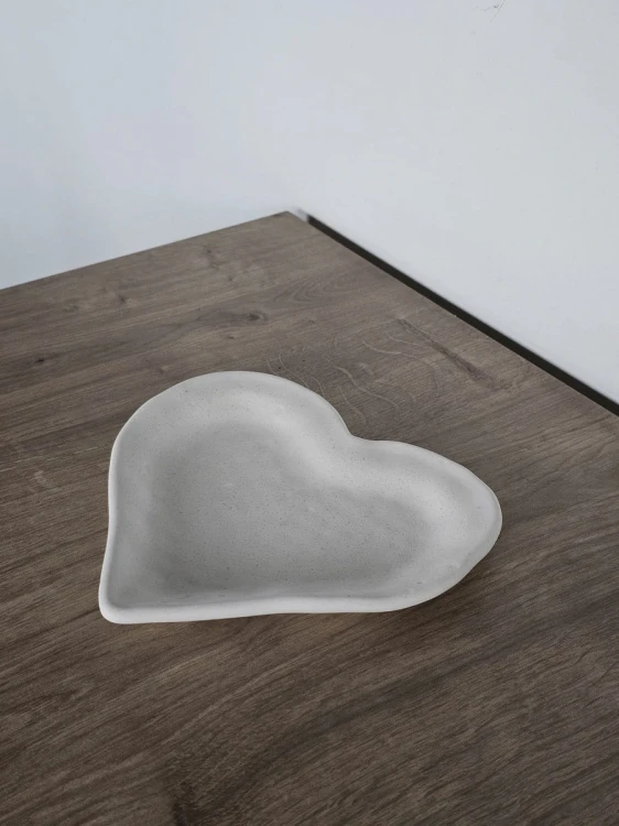 biala-podstawka-z-gipsu-serce-pod-swiece