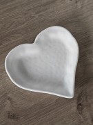 podstawka-serce-biala-z-gipsu-pod-bizuterie