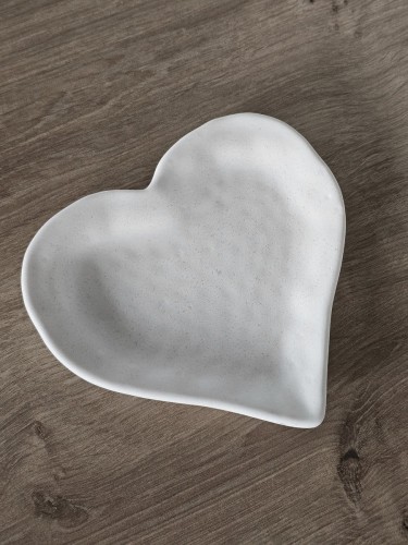 podstawka-serce-biala-z-gipsu-pod-bizuterie