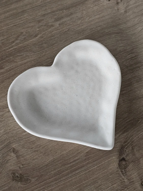 podstawka-serce-biala-z-gipsu-pod-bizuterie