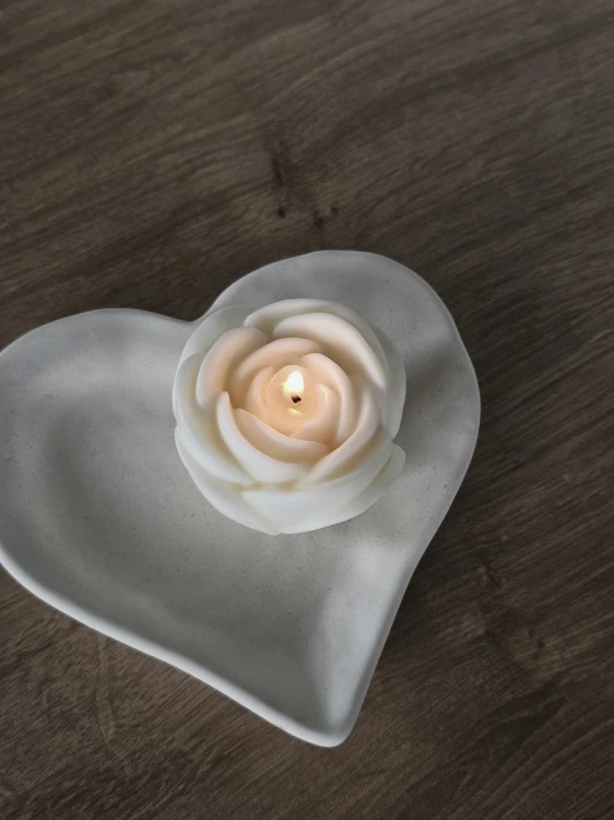kamienna-podstawka-biala-w-ksztalcie-serca